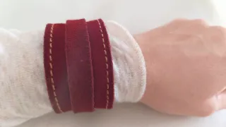 Pulsera brazalete ante ajustable roja