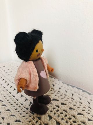 Bambola Ayana con maglia rosa