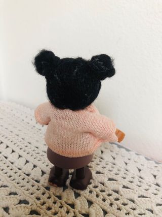 Bambola Ayana con maglia rosa