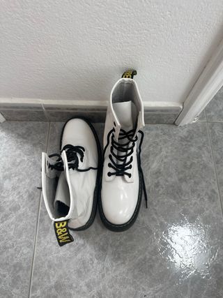 Botas blancas estilo Dr. Martens