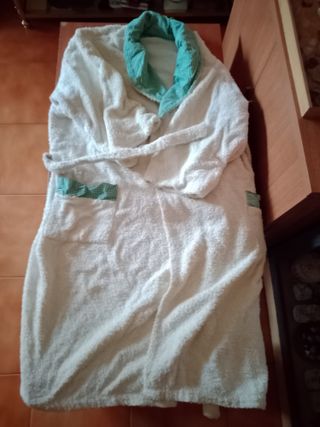 Albornoz blanco con detalles verdes
