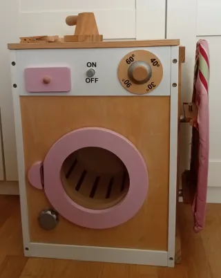 Lavadora, tendedero y plancha.