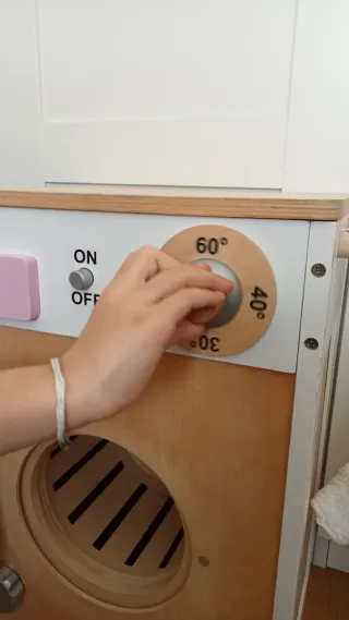 Lavadora, tendedero y plancha.