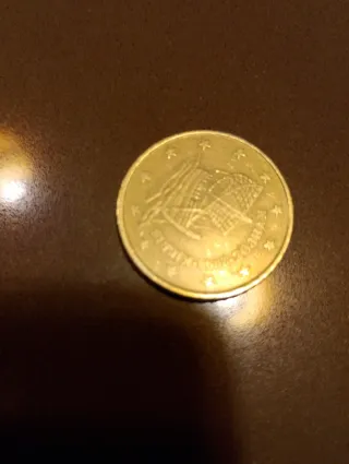 Moneda antigua con barco