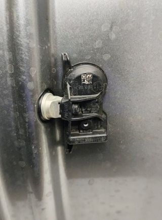 Llanta toyota 2373418 42611yy850 corolla hybrid