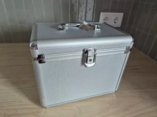 Cofre aluminio con asa y cerradura