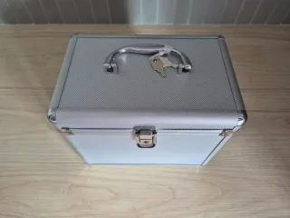 Cofre aluminio con asa y cerradura