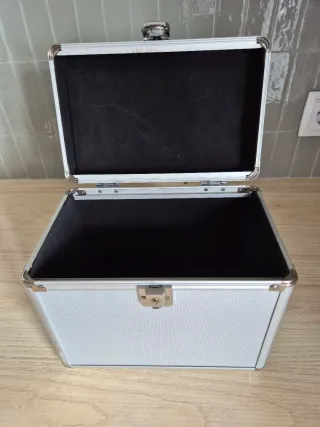 Cofre aluminio con asa y cerradura