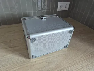 Cofre aluminio con asa y cerradura