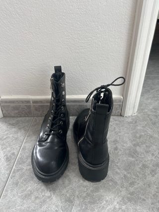 Botas negras con cordones y cremallera
