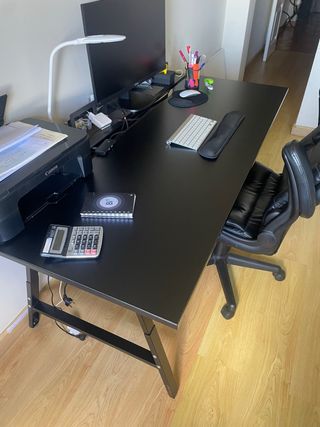 Amplia mesa de oficina negra