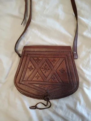 Bolso artesanal de piel marrón