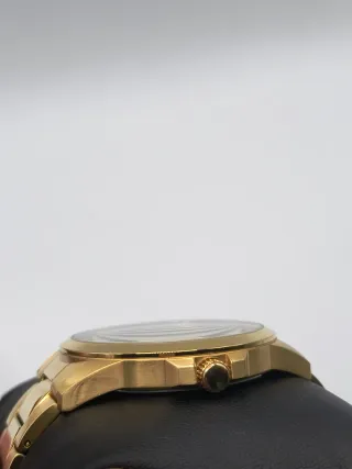 Reloj Guess Dorado y Negro