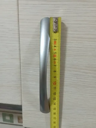 Asas o pomos de puerta plateados