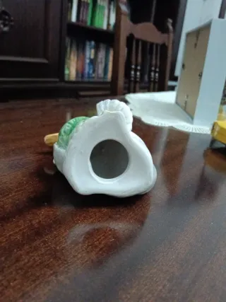 Figura Pato Cerámica con Sombrero Verde