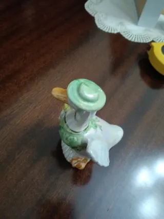Figura Pato Cerámica con Sombrero Verde