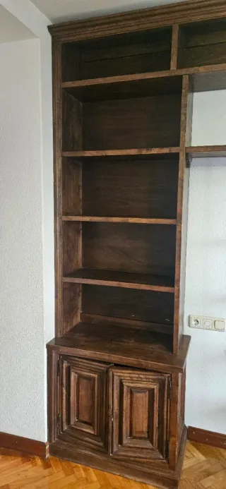 Estantería de madera marrón