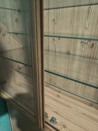 Vitrina de madera y cristales con luz incorporada