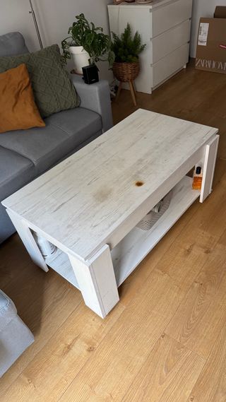 Mesa centro elevable madera clara.