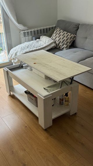 Mesa centro elevable madera clara.