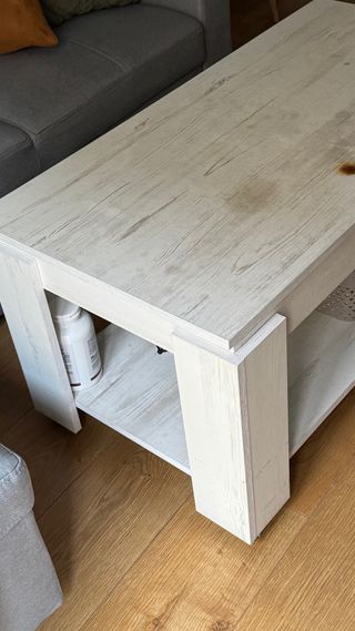 Mesa centro elevable madera clara.