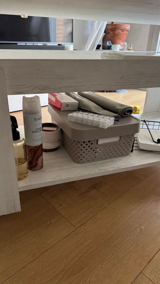 Mesa centro elevable madera clara.