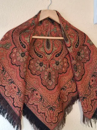 Manton antiguo , tonos anaranjados, tejas.