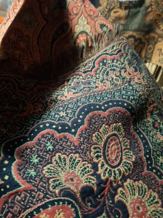 Manton antiguo , tonos anaranjados, tejas.