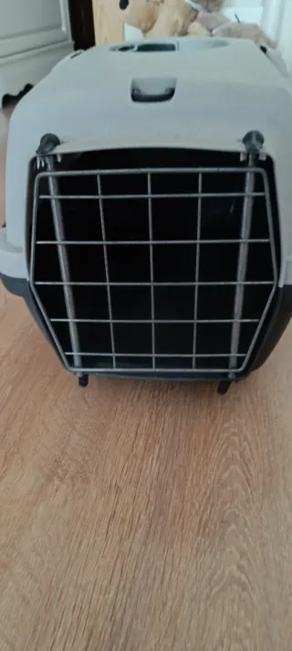 Transportín para gato gris y negro