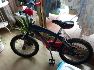 Bicicleta infantil azul y roja, spiderman
