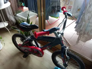 Bicicleta infantil azul y roja, spiderman