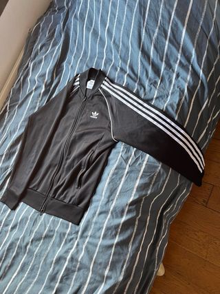 Chaqueta Adidas Negra con Rayas Blancas
