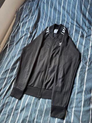Chaqueta Adidas Negra con Rayas Blancas