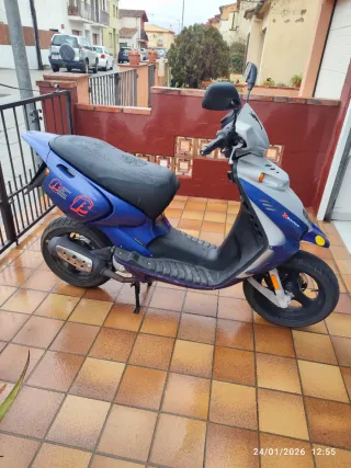 Beta Ark 49cc Scooter Incluye precio dos cascos