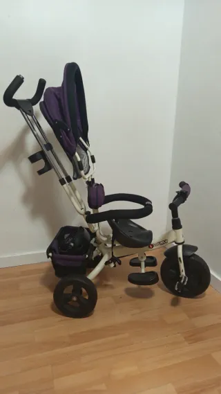 Triciclo infantil con manillar y capota