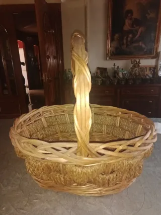 Cesta antigua mimbre hecha a mano