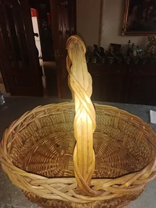Cesta antigua mimbre hecha a mano
