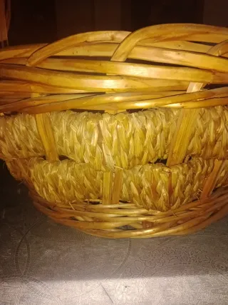 Cesta antigua mimbre hecha a mano