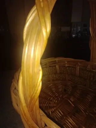 Cesta antigua mimbre hecha a mano