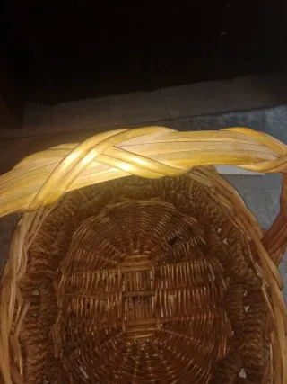 Cesta antigua mimbre hecha a mano