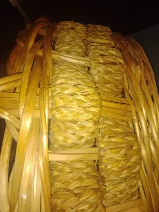 Cesta antigua mimbre hecha a mano
