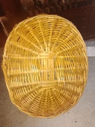 Cesta antigua mimbre hecha a mano