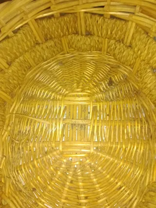 Cesta antigua mimbre hecha a mano