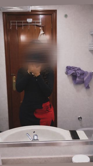 Falda larga negra con flores rojas