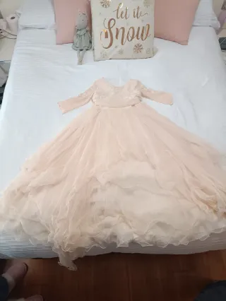 Precioso vestido de comunión rosa empolvado.