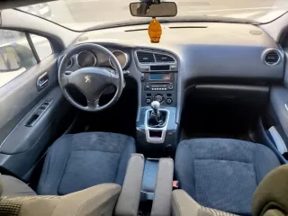 Peugeot 5008 2012