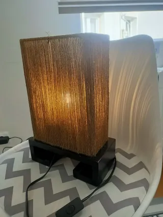 Lámpara de mesa de yute y madera