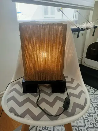 Lámpara de mesa de yute y madera