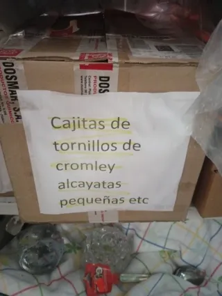 Cajitas de tornillos, alcayatas, etc.