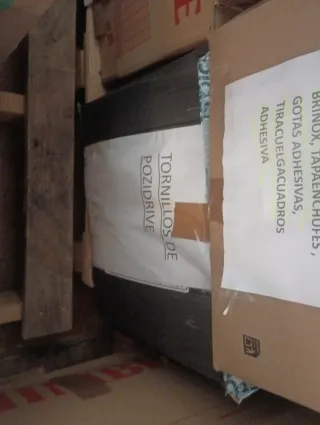 Cajitas de tornillos, alcayatas, etc.